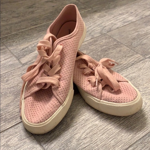 Blush pink Universal Thread suede sneakers - Picture 1 of 4